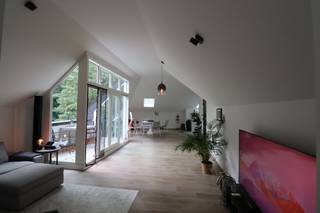Prijs inclusief kosten (registratierechten + BTW). Hemels wonen in een abdij. Wonen in een park met historische elementen. Wij bieden u dit parkappartement aan, gelegen op de 1ste verdieping (lift aanwezig), in de Sint-Bernardusabdij. Dit appartement is zeer praktisch ingedeeld als volgt: inkomhal, apart toilet, leefruimte met open volledig geïnstalleerde keuken, nachthal, badkamer ligbad en toilet, 2 slaapkamers, berging en wasplaats. Dit appartement beschikt tevens over een terras van 6m² waar het lekker vertoeven is in een mooie groene omgeving. Afgewerkt met hoogwaardige materialen. Privatieve berging, 2 fietsenstallingen en een autostaanplaats zijn in de prijs inbegrepen. Voor meer info kan u ons contacteren op het nummer: 03/283.84.84 of mailen naar gert@ax-quality.be. E-peil: 62, EPC 134 KWh/m² UC12007-A-8.00/12007/686.3/EP19377/A001/D03/SD003 P-score: D - G-score: C. Vg/Pg/Gmo/Vkr/Gvv