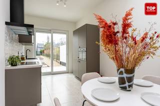 Deze tot in de puntjes gerenoveerde woning is gelegen in een rustige straat. Een van de troeven is de achteringang met garage voor een auto en...