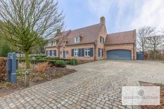 Warme karaktervolle villa van 545 m² bewoonbare oppervlakte met kwaliteitsvolle materialen gelegen in een rustige omgeving vlakbij het centrum. Met bijgebouw en heerlijke, zonnige mega tuin.<br />Gelijkvloers: INKOMHAL met toilet, KANTOOR / bibliotheek ca.24m², WOONKAMER ca.57m², MEZZANINE ca.38m², super ingerichte KEUKEN met ontbijthoek en toegang tot het terras, speelkamer of laundry room ca.22m² met spoeltafel (aansluiting voor wasmachine en droogkast), douche, BERGING. Inpandige garage met automatische poort voor 2 auto’s. <br />Verdieping: MASTER BEDROOM ca. 24m² met dressing en relaxruimte, badkamer met bad, dubbele wastafel en douche, 3 SLAAPKAMERS met ingemaakte kasten en bureau, apart toilet, douchekamer met wastafel.<br />Ramen voorzien van automatische rolluiken. Inbouwspots. Alarm. Cyclovac centraal stofzuigsysteem. Tuinonderhoud 1.000 euro / maand.