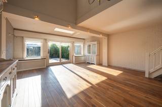 Dit charmante huis te koop in Heist biedt een perfecte combinatie van wooncomfort en een absolute toplocatie aan de kust. De woning telt drie slaapkamers, met het potentieel voor een vierde, en is ideaal als vaste verblijfplaats of tweede verblijf.Op het gelijkvloers betreedt u een lichtrijke leefruimte die sfeer uitstraalt dankzij de gezellige speksteenkachel. Aansluitend bevindt zich een ruime en volledig ingerichte keuken die is voorzien van alle toestellen, samen met een praktische berging. Vanuit de lichtrijke woonkamer wandelt u naadloos door naar het terras en de sfeervolle tuin.Op de eerste verdieping bevindt zich een ruime mezzanine die uitstekend dienst kan doen als rustig thuiskantoor of als zithoek. Verder vindt u op deze verdieping twee slaapkamers, een apart toilet en een badkamer.Als kers op de taart vindt u op de tweede verdieping de riante masterbedroom. Deze slaapkamer is strak afgewerkt met ingemaakte kasten en beschikt over een ensuite badkamer met een moderne inloopdouche, een wastafel en een toilet.De zolderverdieping is te bereiken via een vlizotrap.Tot slot is er een mogelijkheid om een staanplaats te creëren voor de woning én de huurovereenkomst voor de aansluitende garagebox aan de tuin over te nemen.Ideaal aanbod voor wie op zoek is naar een vaste woonst, tweede verblijf of investering in Knokke-Heist!Contacteer de dossierbeheerder Arne Vandierendonck voor meer informatie of bezoek via 0493 25 35 85 of arne.vandierendonck@dewaele.comDeze AI-visualisaties zijn bedoeld als inspiratie. Er werd geen rekening gehouden met technische specificaties, stedenbouwkundige voorschriften of de concrete mogelijkheden tot realisatie.Bestuursmaatregelen in het maatregelenregister: in aanvraag