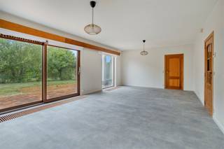 <p><span>In de Gansheidestraat te Meerbeek, een doodlopende straat en dus zonder doorgaand verkeer, vindt u deze ruime woning met een bewoonbare oppervlakte van 226 m² op een perceel van 898 m². De ligging combineert rust met bereikbaarheid: een uitstekende uitvalsbasis voor wie nabijheid van Leuven en de invalswegen naar Brussel zoekt, zonder in te boeten aan groene, residentiële omgeving.</span></p><p><span>De woning telt 6 kamers, verdeeld over meerdere niveaus, en biedt zo ruimte voor een gezin, een thuiskantoor of extra hobbyruimtes. Sanitair is dubbel voorzien: een toilet beneden en boven zorgt voor comfort doorheen het huis. De hoofdbadkamer combineert bad, toilet en lavabo, aangevuld met een aparte douchekamer aanpandig ideaal voor grotere gezinnen of gasten.</span></p><p><span>Op technisch vlak is de woning recent voorzien van een condensatieketel op gas, wat zich vertaalt in een EPC-label B. Dat betekent geen renovatieverplichting bij aankoop en een energiezuinige basis om verder op te bouwen.</span></p><p><span>Troeven op een rij:</span></p><ul><li><span>6 kamers flexibele indeling.</span></li><li><span>Bewoonbare opp. 226 m² op perceel van 898 m².</span></li><li><span>EPC B met recente condensatieketel gas.</span></li><li><span>Toilet beneden én twee boven.</span></li><li><span>Badkamer met bad + aparte douchekamer aanpandig.</span></li><li><span>Rustige, doodlopende straat uitstekende locatie in Meerbeek.</span></li></ul><p><span> </span></p><p><span>Interesse? Contacteer ons voor een bezoek ter plaatse.</span></p>