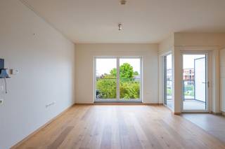 <p>Deze verzorgde ASSISTENTIEFLAT VAN 60 M² bevindt zich in de aangename residentie Keizershof, een moderne woonomgeving in het groen en op wandelafstand van het centrum van Oudenaarde. Hier geniet u van ZELFSTANDIG WONEN IN ALLE COMFORT, met ondersteuning binnen handbereik wanneer nodig.</p><p>Het appartement beschikt over een inkomhal, een lichtrijke leefruimte met open keuken, een ruime slaapkamer, een ingerichte badkamer en een gezellig TERRAS VAN 4 M². Daarnaast is een PRIVATE KELDERBERGING INBEGREPEN.</p><p>Residentie Keizershof biedt haar bewoners tal van extra faciliteiten die bijdragen aan een comfortabele en zorgeloze levensstijl. Zo kunt u gebruikmaken van onder meer een RESTAURANT, WELLNESS- EN FITNESSVOORZIENINGEN en diverse diensten die het dagelijks leven aangenamer maken.</p><p>Dankzij het EPC-LABEL A geniet u bovendien van een energiezuinige woonst. Deze assistentieflat is niet alleen een uitstekende keuze voor eigen bewoning, maar vormt ook een INTERESSANTE INVESTERINGSOPPORTUNITEIT BINNEN HET ZORGVASTGOED.</p><p>De ideale combinatie van COMFORT, VEILIGHEID EN LEVENSKWALITEIT op een toplocatie in Oudenaarde.</p><p>CONTACTEER ONS KANTOOR VOOR MEER INFORMATIE OF OM EEN BEZOEK IN TE PLANNEN EN ONTDEK ZELF DE TROEVEN VAN DEZE ASSISTENTIEFLAT.</p>