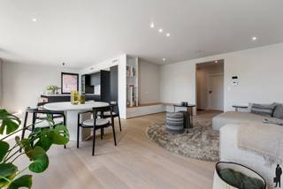 <p><strong><span>Exclusieve en energiezuinige duplex met 3 slaapkamers, 2 badkamers en ruim zonneterras te Sint-Katelijne-Waver</span></strong></p>
<p><strong><span>BESCHRIJVING:</span></strong></p>
<p><span>Bent u op zoek naar een recente, instapklare woning met hoogwaardige afwerking, drie slaapkamers, twee badkamers en een uitzonderlijk ruim terras? Dan zal deze prachtige duplexwoning aan de Valkstraat 31A te Sint-Katelijne-Waver u ongetwijfeld weten te bekoren.</span></p>
<p><span>Dit energiezuinig duplex-appartement combineert hedendaags wooncomfort met een doordachte indeling, kwalitatieve materialen en een aangename lichtinval dankzij de grote raampartijen.</span></p>
<p><strong><span>INDELING:</span></strong></p>
<p><span>Via de inkomhal op het gelijkvloers bereikt u de eerste verdieping waar zich de leefruimte bevindt. Hier geniet u van een ruime woonkamer met aansluitende eetruimte en een volledig uitgeruste open keuken met kookeiland. De grote schuiframen zorgen voor een overvloed aan natuurlijk licht en bieden directe toegang tot het ruime terras van ca. 32 m², waar u in alle rust kunt genieten van het open en groene uitzicht.</span></p>
<p><span>Aansluitend aan de keuken bevindt zich een praktische berging die voldoende ruimte biedt voor extra opslag en technieken.</span></p>
<p><span>Verder beschikt deze verdieping over een ruime slaapkamer met aansluitende dressing, een stijlvolle badkamer uitgerust met ligbad, dubbele wastafel en inloopdouche, een afzonderlijk gastentoilet en een royale nachthal.</span></p>
<p><span>De tweede verdieping omvat drie bijkomende slaapkamers, ideaal als kinder-, logeer- of bureauruimte. Daarnaast bevindt zich hier een tweede moderne badkamer met inloopdouche en wastafel, evenals een afzonderlijk toilet.</span></p>
<p><span>Dankzij de recente bouw, de kwalitatieve afwerking en de doordachte indeling vormt deze duplex de ideale combinatie tussen ruimte, comfort en energiezuinig wonen op een rustige locatie in Sint-Katelijne-Waver.</span></p>
<p><span>Wenst u meer info en/of een bezoek ter plaatse? Aarzel niet en contacteer onze vastgoedverantwoordelijke via het nummer 015 70 70 00 of mail naar </span><span>keerbergen@deboerenpartners.be</span><span>.</span></p>
<p><strong><span>Bijzonderheden:</span></strong></p>
<ul>
<li><span>Recente en instapklare duplexwoning</span></li>
<li>3 slaapkamers (mogelijkheid tot 4 slaapkamers)</li>
<li><span>2 volwaardige badkamers</span></li>
<li><span>Ruim zonneterras van ca. 32 m²</span></li>
<li><span>Energiezuinig</span></li>
<li><span>Volledig uitgeruste open keuken met kookeiland</span></li>
<li><span>Praktische berging</span></li>
<li><span>Veel natuurlijke lichtinval</span></li>
<li><span>Rustige ligging met groen uitzicht</span></li>
</ul>