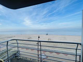                        Te Koop studio met frontaal zeezicht. Ontdek de onweerstaanbare charme van de Belgische kust met deze knusse studio met...