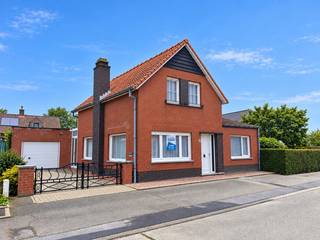 Alleenstaande woning met garage en tuin in Edewalle (Kortemark)<br /><br />Deze alleenstaande woning biedt heel wat mogelijkheden voor wie op zoek is naar een woning met ruimte en verbouwpotentieel, gelegen in het centrum van Edewalle.<br /><br />De woning beschikt over 3 slaapkamers, waarvan één op het gelijkvloers met aansluitende badkamer. Deze kamer kan ook perfect ingericht worden als bureau of ruimte voor een vrij beroep. In 1998 werd dit deel van de woning links bijgebouwd ( met nieuwe slaapkamer en badkamer ).<br />Verder zijn alle ramen voorzien van dubbel glas en rolluiken en is er centrale verwarming op aardgas met ketel van slechts 5 jaar oud.<br /><br />De keuken, tweede badkamer en elektrische installatie zijn aan vernieuwing toe. Een woning met een stevige basis en tal van mogelijkheden om naar eigen smaak te moderniseren.