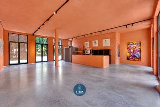 UNIEK HANDELSPAND GELEGEN OP EEN GUNSTIGE LOCATIE TE OUD-REKEM ! <br /><br />We vinden dit handelspand met een bruikbare oppervlakte van 110 m² terug in Rekem-Lanaken. <br /><br />Voor meer informatie, neem zeker een kijkje op onze website via de volgende link:<br />https://www.sterkvastgoedmakelaars.be/detail/te-koop-horeca-lanaken/7656379?dosearch=True&flowstatus=ForSale,ForSaleReserved,ForSaleWithBid,ToCompleteForSale,SoldUnderReserve,Sold&pageindex=1&pagesize=12&searchpage=ForSale&sortdirection=DESC&sortfield=pub_flowstatus&transactiontype=Sale