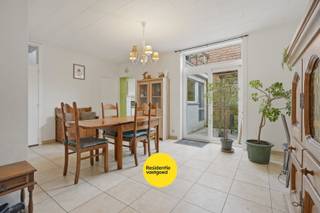 Op een absolute topligging in het centrum van Diksmuide, pal aan het stadspark en op wandelafstand van de Grote Markt, bevindt zich deze instapklare woning. Hier geniet u van een rustige omgeving, terwijl winkels, horeca, scholen en openbaar vervoer zich op enkele stappen bevinden.<br /><br />De woning beschikt over een lichtrijke leefruimte met aansluitend een ingerichte functionele keuken en een praktische berging die extra opbergruimte biedt.<br /><br />Momenteel zijn er 2 volwaardige slaapkamers aanwezig, met de mogelijkheid om eenvoudig een derde slaapkamer te creëren – ideaal voor een gezin, thuiswerk of hobbyruimte.<br /><br />De badkamer is uitgerust met een dubbele lavabo, douche en beschikt over alle nodige voorzieningen.<br /><br />De woning beschikt over een gezellige koer én een aangenaam dakterras waar u in alle rust kan genieten van de buitenlucht.<br /><br />Dankzij de centrale ligging, de instapklare staat, de buitenruimtes en de uitbreidingsmogelijkheden is dit een ideale eigendom voor zowel eigen bewoning als investering.<br /><br />Ramen vernieuwd in 2024!<br /><br />Interesse? Maak dan nu je afspraak voor een bezoek ter plaatse<br /><br />De vermelde prijs is een richtprijs, elk bod wordt voorgelegd aan de eigenaar die zich het recht voorbehoudt om dit te aanvaarden of te weigeren.<br /><br />Neem voorsprong met een vrijblijvende en gratis schatting van uw eigendom via:<br />http://www.residentievastgoed.be/gratisonlineschatten<br /><br />EPC: 413 kWh/m² (Ref. NI22979)