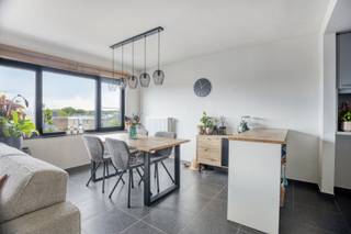 <strong>Appartement met 1 slaapkamer te huur in centrum Tessenderlo</strong><br /><br />In Eersels, een rustige wijk in het centrum van Tessenderlo, vinden we dit leuke appartement op de tweede verdieping. Het appartement bevindt zich op wandelafstand van winkels, supermarkten, scholen, horecazaken en het openbaar vervoer. Bovendien ligt de op- en afrit van de E313 op slechts enkele minuten rijden.<br /><br />We betreden het appartement via de inkomhal en bereiken via de trap de tweede verdieping. De woonkamer  geniet dankzij de twee grote raampartijen van veel natuurlijke lichtinval. Aansluitend bevindt zich de keuken, die mooi aansluit op de leefruimte en samen een gezellig geheel vormt. De keuken is uitgerust met een dubbele spoelbak, elektrische kookplaat, vaatwasser en koelkast. Via de hal bereiken we de ruime slaapkamer, die bovendien voorzien is van een rolluik. In de hal is airco aanwezig. De badkamer beschikt over een douchebad, lavabo en aansluiting voor een wasmachine. Verder is er nog een apart toilet en een berging aanwezig.<br /><br />Het appartement heeft een gunstig energielabel C en wordt verwarmd via centrale verwarming op gas.<br /><br />De huurprijs bedraagt 810,00 euro per maand en er zijn geen bijkomende gemeenschappelijke kosten. Het appartement is beschikbaar vanaf 15 oktober 2026.<br /><br />Spreekt dit leuke appartement jullie aan? Contacteer ons dan via info@bosmanvastgoed.be voor meer info of een bezoek ter plaatse.