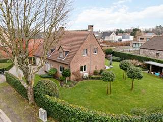 Welkom in deze instapklare en uitstekend onderhouden gezinswoning op een prachtig groen perceel van 908m², gelegen in een rustige en...