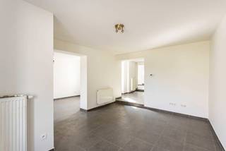 <p>Op zoek naar een instapklare woning in een rustige en aangename omgeving?</p>
<p>Deze woning is gelegen in een rustige straat, maar toch vlak bij een bushalte en een school, wat zorgt voor een uitstekende bereikbaarheid en een praktische ligging voor gezinnen.</p>
<p>Indeling</p>
<p>Op het gelijkvloers beschikt de woning over een aangename leefruimte met aansluitende eetplaats, een keuken, berging en wasplaats. Verder is er een aparte toiletruimte. Tussen de keuken en de leefruimte is nog een koer voorzien van 9 m², waardoor er ook natuurlijk lichtinval is in alle ruimtes op de gelijkvloers.</p>
<p>De eerste verdieping omvat drie slaapkamers en een badkamer.</p>
<p>Achteraan geniet de woning van een grote, zuidelijk georiënteerde tuin, ideaal om volop te genieten van zonnige dagen, te ontspannen of gezellig buiten te tafelen.</p>
<p>De woning werd in 2018 volledig gestript en gerenoveerd, waardoor ze vandaag in uitstekende en instapklare staat verkeert. Bij de renovatie werden onder meer de elektrische installatie volledig vernieuwd en conform gesteld en werd ook het dak vernieuwd.</p>
<p>Dankzij de uitgevoerde renovatiewerken beschikt de woning bovendien over een gunstig EPC-label C.<br /><br />Meer info? Een bezoek? Bel Jordi 0477/32.61.53</p>