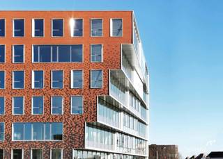 Aangename kantoren gelegen in een gebouw van 2015 met een totale oppervlakte van 9.246 m² verdeeld over 6 verdiepingen.<br />Ideaal gelegen naast het treinstation Gent-Dampoort en vlakbij de E40 en E17.<br />BREEAM excellent.<br />Voor meer informatie, bel 02 462 32 00.