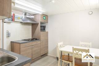 Ontdek dit uitzonderlijk ruim gelijkvloers appartement met een volledig ingerichte woonkelder, ideaal als kangoeroewoning, gastenverblijf of voor grote gezinnen. Dankzij de doordachte indeling en aparte toegangsmogelijkheden biedt deze eigendom tal van gebruiksopties. Indeling gelijkvloers:<br />Op het gelijkvloers vindt u een lichtrijke leefruimte, een functionele keuken, één comfortabele slaapkamer en een badkamer. Kelderverdieping (woonkelder): De ruime kelderverdieping is volledig ingericht als extra woonruimte en beschikt over twee slaapkamers, twee badkamers, een tweede keuken, een berging/wasruimte en een aparte ingang — perfect voor dubbele bewoning of verhuur. Buitenruimte: Het appartement beschikt over een private achtertuin met terras, waar het aangenaam vertoeven is in alle rust en privacy. Extra troeven: Inclusief garagestaanplaats, ruime berging. Momenteel succesvol uitgebaat als gastenverblijf. Deze eigendom combineert ruimte, flexibiliteit en comfort, en is een unieke opportuniteit voor wie op zoek is naar een veelzijdige woonoplossing. Inschrijven via mail naar info@immo-home.be, geen telefonische inschrijvingen! Volg ons op Fb en Insta. Voor meer info: www.immo-home.be. GRATIS SCHATTING &amp; GRATIS FINANCIEEL ADVIES