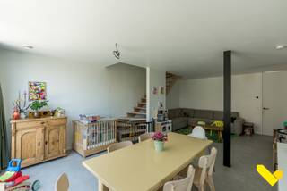 <p>Instapklare nieuwbouwwoning in rustige, kindvriendelijke straat</p>
<p>Welkom in deze recente en energiezuinige nieuwbouwwoning, gebouwd in 2024 en gelegen in de Sint-Gerardusstraat te Geel. Deze strakke woning combineert modern wooncomfort met een rustige ligging in een doodlopende straat, waardoor ze bijzonder aantrekkelijk is voor jonge gezinnen.</p>
<p>Bij het betreden van de woning valt meteen de gezellige en lichtrijke leefruimte op, die naadloos aansluit op de moderne keuken en de aangename tuin. De volledig afgesloten tuin biedt de ideale plek om in alle privacy te genieten van het buitenleven, terwijl kinderen er veilig kunnen spelen.</p>
<p>Dankzij de recente bouw voldoet de woning aan de hedendaagse normen inzake comfort, energiezuinigheid en duurzaamheid. De praktische indeling en kwalitatieve afwerking zorgen ervoor dat u hier zonder zorgen onmiddellijk uw intrek kunt nemen.</p>
<p>De ligging vormt een absolute meerwaarde. In deze rustige, doodlopende straat geniet u van een veilige woonomgeving met weinig verkeer, terwijl scholen, winkels, openbaar vervoer en belangrijke verbindingswegen zich op korte afstand bevinden.</p>
<p>Bent u op zoek naar een recente woning waar comfort, rust en gezinsvriendelijk wonen centraal staan? Dan is deze eigendom zeker een bezoek waard.</p>