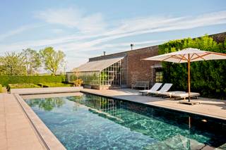 Deze prachtige exclusieve vierkantshoeve op 2 hectare geniet van alle privacy en luxe. <br />Charmant volledig gerenoveerde herenwoning (met behoud van authenticiteit) en binnenkoer, vijver, prachtige tuin met oude bomen, gerenoveerde schuur, paardenstallen + weide & piste, zwembad met poolhouse (+ extra guesthouse) en extra overdekt terras genietend van een open zicht, oude serre, conciergerie (extra vakantiehuis). Mogelijkheid bijkopen extra weides en grond. <br /><br />De herenwoning werd smaakvol gerenoveerd met behoud van de authenticiteit: prachtige inkom, bureauruimte, eetplaats, 2 gezellige zithoeken, orangerie uitgevend op de prachtige tuin met oude bomen, mooie keuken (Aga) met extra ontbijthoek, geïnstalleerde bijkeuken, wasplaats, berging en stookruimte, wijnkelder. Op het verdiep bevinden zich de overloop, 4 grote slaapkamers, dressing, 2 badkamers, fitnessruimte, en grote zolder die nog extra potentieel biedt. Conciergerie: leefruimte, keuken, 2 slaapkamers en badkamer. Zwembad in natuursteen, gerenoveerde serre, pool- en guesthouse (extra douche, sauna) met aanpalend overdekt terras. Gerenoveerde schuur met prachtig gebinte (ideale feestzaal), paardenstallen, piste en weides, en een vijver. Zonnepanelen aanwezig. Bezoek na afspraak met Immo Beguin: sophie@immobeguin.be