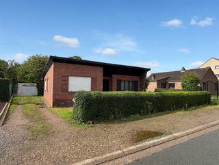 <p><span>Jouw nieuwbouwplannen beginnen hier: 7a20ca met mogelijkheid tot bouwen aan 6% btw.</span></p><p><span> </span></p><p><span>Op zoek naar een plek om jouw droomwoning te realiseren? In de Heidebloemstraat 8 te Oudsbergen bieden we een perceel van 720 m² aan, met een bestaande woning die aan een grondige renovatie toe is. Een interessante opportuniteit voor wie kiest voor een nieuwe start via sloop en heropbouw.</span></p><p><span> </span></p><p><span>Een belangrijke troef? Onder de wettelijke voorwaarden kunnen de in aanmerking komende sloop- en heropbouwwerken genieten van 6% btw in plaats van 21%. Dat kan een aanzienlijke besparing opleveren bij de realisatie van jouw nieuwbouwwoning. Ter illustratie: op €300.000 aan werken exclusief btw die volledig voor het verlaagde tarief in aanmerking komen, bedraagt het verschil maar liefst €45.000.</span></p><p><span> </span></p><p><span>Het perceel ligt in Nieuwe Kempen, deelgemeente Opglabbeek, in een woonomgeving met school, kinderopvang en sport- en speelvoorzieningen in de wijk. Ook de groene omgeving van Oudsbergen, met haar wandel- en fietsmogelijkheden, maakt deze locatie aantrekkelijk voor wie graag buiten leeft.</span></p><p><span> </span></p><p><span>Met een oppervlakte van 7a20ca en een oostgerichte tuin biedt het perceel ruimte om jouw woonwensen vorm te geven. Denk aan een energiezuinige woning, een terras in de ochtendzon en een tuin naar jouw smaak, binnen de geldende stedenbouwkundige mogelijkheden.</span></p><p><span> </span></p><p><span>De troeven op een rij:</span></p><ul><li><span>Perceel van 720 m² in woongebied.</span></li><li><span>Perceel is +-16m breed.</span></li><li><span>Interessant potentieel voor sloop en heropbouw.</span></li><li><span>Mogelijkheid tot 6% btw op de daarvoor in aanmerking komende werken.</span></li><li><span>Oostgerichte tuin.</span></li><li><span>School, kinderopvang en recreatieve voorzieningen in de wijk.</span></li><li><span>Groene gemeente met tal van mogelijkheden voor wandelen en fietsen.</span></li></ul><p><span>Zie jij hier jouw toekomstige thuis? Contacteer Robin Raeven voor meer informatie of een bezoek via 0484 35 73 08 of robin@jemar.be.</span></p><p><span> </span></p><p><span>Het verlaagde btw-tarief is afhankelijk van het bouwproject en de persoonlijke situatie van de koper. Sloop en heropbouw zijn onder voorbehoud van de vereiste vergunningen en geldende stedenbouwkundige voorschriften. De bestaande woning en de sloopkosten zijn mee in rekening te brengen bij het totale projectbudget.</span></p><p><span> </span></p>