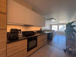 High-end studio op toplocatie in hartje Oostende.<br /><br />Op zoek naar een verzorgde studio op een unieke locatie? Deze zeer netjes afgewerkte studio bevindt zich in een standingvolle residentie, pal in het bruisende centrum van Oostende.<br /><br />Vanuit de studio geniet u van een prachtig open zicht op het Casino, de zee, de Van Iseghemlaan en de Langestraat. <br /><br />Dankzij deze uitzonderlijke ligging bevindt u zich op slechts enkele stappen van de zeedijk, het strand, tal van winkels, horecazaken en het openbaar vervoer.<br /><br />De studio is praktisch en comfortabel ingericht en beschikt over een aparte slaaphoek, zodat u geniet van een volwaardige slaapruimte zonder gebruik te moeten maken van een zetelbed. Verder is de studio voorzien van alle hedendaagse comfort, waaronder een verzorgde badkamer met inloopdouche.<br /><br />Kortom: een ideale stek voor wie minimalistisch maar toch in luxe wil wonen op een absolute toplocatie, met alle voorzieningen binnen handbereik.<br /><br />
