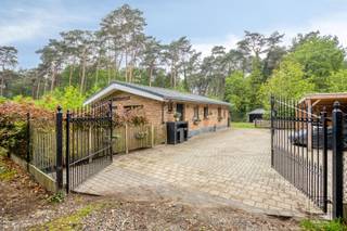 Deze rustig gelegen laagbouwwoning met bewoonbare oppervlakte van 136m² biedt het perfecte evenwicht tussen comfort en natuur. Gelegen op een...