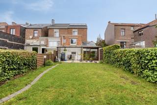 Op wandelafstand van het centrum van Tongeren bevindt zich deze charmante halfopen woning, die in 2025 volledig gerenoveerd werd, met ondermeer...