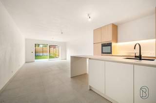 Cette nouvelle construction économe en énergie (achetez-la avec la TVA à 6% !) avec carport (qui sera installé) est réalisée avec des matériaux...