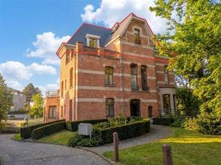 Deze exclusieve, gemeubelde penthouse met een royale bewoonbare oppervlakte van 119 m² bevindt zich op de tweede verdieping van de...