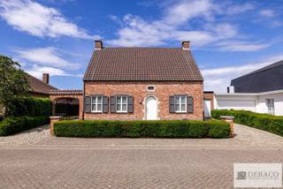 Charmante woning op een toplocatie te Herenthout!<br /><br />Droomt u ervan om te wonen in een zeer rustige verkaveling vlak bij het centrum van Herenthout? Dan is deze woning perfect voor u.<br /><br />Via de inkomhal betreedt u deze woning waar meteen het gevoel van thuiskomen overheerst. Een apart gastentoilet en ingemaakte kasten zorgen voor extra comfort in de inkomhal. Op de gelijkvloerse verdieping aan de straatkant bevindt zich een bureauruimte met ingemaakte kasten die eventueel gebruikt kan worden als slaapkamer. De ruime en lichtrijke woonkamer vormt samen met de volledige geïnstalleerde en moderne open keuken het hart van de woning. Dankzij de grote raampartijen en de lichtkoepel boven de keuken geniet deze aangename leefruimte van veel natuurlijke lichtinval. Tevens kan u op de gelijkvloerse verdieping een wasplaats & garage terugvinden.<br /><br />Op de eerste verdieping bevinden zich de master bedroom, 2 ruime slaapkamers & de badkamer die voorzien is van een lavabo, een bad en een toilet.<br /><br />Buiten geniet u van een heel aangenaam terras en een gezellige tuin waar het heerlijk vertoeven is op zomerdagen.<br />Achteraan op het perceel bevindt zich een ruim tuinhuis met mogelijkheid tot berging of om gezellig te vertoeven!<br /><br />Pluspunten:<br />+ Toplocatie in Herenthout<br />+ Kwalitatieve afwerking<br />+ Zonnige tuin<br />+ 3 slaapkamers, mogelijkheid tot 4.<br />+ Gerenoveerde keuken<br /><br />Hebt u interesse in deze rustig gelegen woning in Herenthout?<br />Contacteer ons via info@debaco.be of bel ons op 014/73.77.77 voor een bezoek ter plaatse!