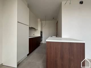 Duplex loft 0203 is gelegen op de tweede en derde verdieping van Residentie Melrose Place en heeft een totaal oppervlakte van 116,08 m² met daarbij een zuid-west gericht terras van 29,59 m². Het appartement beschikt over 2 slaapkamers.<br /><br />Residentie MELROSE PLACE, een exclusief project op een zéér centrale ligging.<br /><br />Een project binnen in karaktervolle gebouwen in hartje Ieper. Het beperkt aantal wooneenheden zorgt voor<br />een leefbare residentie.<br /><br />Residentie MELROSE PLACE omvat 6 ruime appartementen met 1 of 2 slaapkamers en één studio op de<br />gelijkvloerse verdieping bij fase 1 (Rijselstraat). In een latere fase van dit project (Merghelynckstraat) worden er<br />1duplex-appartement , 4 lofts en 1 bestaande loft gerealiseerd.<br /><br />Verder is er ook een mogelijkheid tot aankopen van autostaanplaats en/of garage.<br /><br />Bij het ontwerp werd gekozen om exclusieve en betaalbare appartementen te ontwikkelen.<br /><br />Ook de ligging van residentie MELROSE PLACE is één van de grote pluspunten, de residentie is gelegen in<br />het hart van de stad, waar alle voorzieningen (bakkerij, slagerij, apotheek,…) na bij zijn. Er is ook een vlotte<br />verbinding met de Noorderring die u vlot tot de oprit van de A19 brengt.<br />