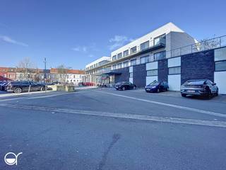 OPGELET: om dit pand te huren of bezichtigen vragen wij steeds eerst een virtueel bezoek te brengen aan het pand. Ga hiervoor naar www.rosseel.be en vul de referentie O093 in in het veld ‘zoek’ bovenaan rechts. Kies dan ‘360°’. De website helpt je nu verder voor de volgende stappen.<br /><br />Studentencomplex "Blaisantpark" bestaande uit 46 studentenkamers die voorzien zijn van alle comfort. Kamer 15.110 beschikt over een eigen douche, lavabo, kitchenette en heeft een oppervlakte van 18 m². Er is ook een gemeenschappelijke leefruimte/leefkeuken op de verdieping voorzien. Bovenop de huur komen maandelijks 75 euro provisiekosten EGW &amp; internet. Contract voor één jaar startend op 01/09/2026.<br /><br />Deze bemeubelde studentenkamer is centraal gelegen. De wijk Blaisantvest heeft goede verbindingen naar de Gentse uitvalswegen en is ook op vlak van openbaar vervoer uitstekend bediend. Het project ligt op wandelafstand van het Gentse stadscentrum, hogeschool (KAHO Sint-Lieven) en universiteiten. Er is ook een ruime fietsenberging aanwezig.