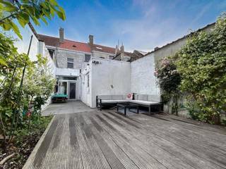 <p>Instapklare woning op een mooie locatie, bestaande uit een ruime inkomhal, een gezellige leefruimte met eet- en zithoek, een volledig uitgeruste keuken met kookeiland, een praktische was-/bergruimte, een afzonderlijk toilet en een private stadstuin met tuinberging.</p>
<p>Op de eerste verdieping bevindt zich een ruime slaapkamer en een ingerichte badkamer (douche, ligbad, toilet en lavabomeubel). Een vaste trap leidt naar de tweede verdieping, ingericht met een tweede en derde slaapkamer en een trapluik naar de geïsoleerde bergzolder.</p>
<p><b>Extra troeven:</b></p>
<ul>
<li>
<p>Energiezuinig (EPC-label C)</p>
</li>
<li>
<p>Voorzien van zonnepanelen</p>
</li>
<li>
<p>Airco aanwezig</p>
</li>
<li>
<p>Parkeergelegenheid voor de woning</p>
</li>
<li>
<p>Vlotte verbinding naar scholen, winkels, openbaar vervoer en belangrijke in- en uitvalswegen</p>
</li>
<li>
<p>Instapklaar!</p>
</li>
</ul>
<p>Deze woning is te koop ZONDER makelaar via het concept van <b><span>Smart Houses!</span></b> Wenst U verdere inlichtingen of bezoek? Contacteer rechtstreeks de eigenaar via <b><span>0497/93.04.99</span></b></p>