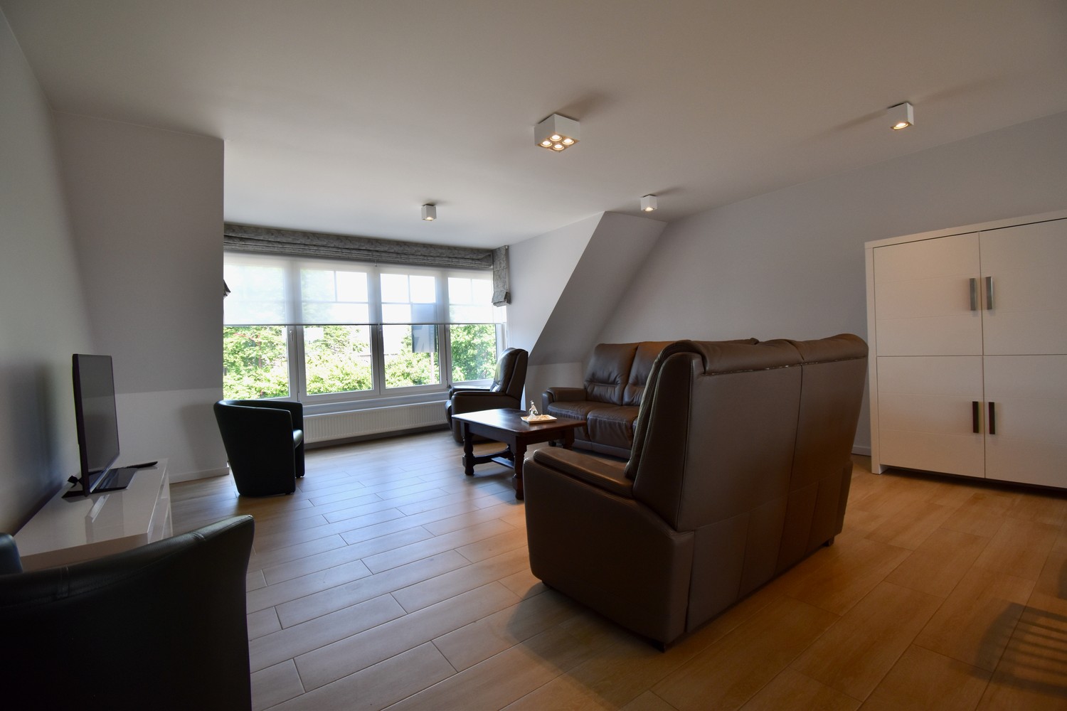 Ruim en recent appartement met garage in centrum Ruiselede. - foto 3