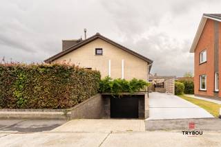 Deze ruime woning in de Kasteelstraat te Hooglede combineert comfort, een energiezuinig karakter en een gezellige leefomgeving. Het huis is zo...