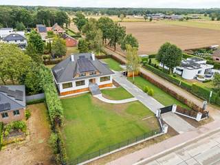 Cette villa située à Vlimmeren (Beerse) sur un terrain de 2 160 m² est un endroit idéal pour ceux qui recherchent une maison économe en énergie et ont besoin de beaucoup d'espace. Avec une superficie habitable de 564 m², c'est une très belle opportunité. Elle a été initialement construite en 1970, mais a subi une rénovation complète en 2026. De nouvelles fenêtres ont été installées, une isolation du toit et du sol, une pompe à chaleur, un chauffage au sol dans toutes les pièces, des panneaux solaires, un système de ventilation, une nouvelle cuisine, des salles de bains, de nombreux placards encastrés en menuiserie de haute qualité,.. Classe énergétique A favorable (79 kWh/m²) !<br /><br />Les espaces de vie de cette villa se trouvent à un niveau plus élevé, plus précisément au-dessus du sous-sol qui se trouve au rez-de-chaussée. Cela offre une vue magnifique sur les prairies à l'arrière. Par un escalier à l'avant, vous entrez dans le hall d'entrée de cette villa. Grand vestiaire et toilettes pour les invités. Espace bureau avec placards encastrés et bureau fixe sur le côté gauche de ce hall d'entrée. Le salon bénéficie de beaucoup de lumière naturelle grâce aux grandes baies vitrées à l'avant, sur le côté et à l'arrière. La cuisine ouverte avec grand îlot est finie de manière luxueuse et équipée de tous les appareils modernes (Miele) et d'un plan de travail en pierre naturelle. À ce niveau, vous trouverez également une grande chambre à l'arrière avec dressing attenant, une deuxième chambre à l'avant. Une salle de bains avec double lavabo et douche à l'italienne et des toilettes séparées.<br /><br />L'escalier en chêne depuis le hall d'entrée vous mène à l'étage. Ici, vous trouverez un grand espace polyvalent, idéal comme espace de détente ou deuxième espace de vie. En outre, deux grandes suites parentales, chacune avec dressing aménagé, chambre à coucher et salle de bains attenante équipée d'un double lavabo, toilettes et douche à l'italienne. Grenier accessible via une trappe.<br /><br />Le rez-de-chaussée est également accessible depuis le hall d'entrée. Ici, vous trouverez un grand espace polyvalent qui peut être utilisé à diverses fins : espace de pratique, bureau, garage, stockage,... En plus de cet espace d'environ 80 m², vous trouverez ici 3 pièces séparées (idéal comme chambres supplémentaires, bureau,...), une salle de bains avec double lavabo, 2 douches à l'italienne, 2 toilettes, une buanderie avec placards encastrés et une grande salle technique!<br /><br />Grand jardin avec portail d'accès automatique côté rue, double carport et belles terrasses.<br /><br />Détails :<br />- Opportunité pour ceux qui recherchent de l'espace et un label EPC favorable (A)<br />- Entièrement rénové en 2026<br />- 7 chambres et 4 salles de bains<br />- chauffage par pompe à chaleur et chauffage au sol<br />- domotique<br />- volets roulants électriques<br />- système de ventilation<br />- puits foré<br />- contrôle électrique conforme<br />- réservoir d'eau de pluie avec installation de filtration intégrée
