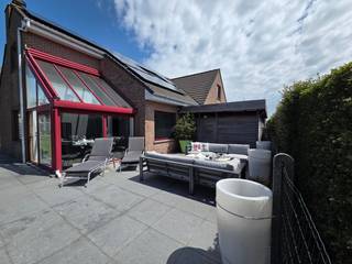 ER IS EEN INSTELPRIJS VAN 599000 EURO OM OP TE BIEDEN. EEN KIJKDAG WORDT GEORGANISEERD OP 21 JUNI VAN 08 - 12 UUR. EEN BODDAG OP 28 JUNI 2026. DE WONING WORDT VERKOCHT AAN DE HOOGSTE BIEDER, ZO DE MINIMUMPRIJS IS BEREIKT OF OVERSCHREDEN.<br />VOOR MEER INFO/INSCHRIJVEN KIJKDAG : ivo.maertens@telenet.be. Ik antwoord asap! <br /><br />- doodlopende straat : kinderen kunnen spelen.<br />- 710 m2 grond !<br />- De woning is niet oud (29 jaar) en werd steeds ‘up to date’ gehouden. Instapklaar !<br />- Met kwalitatieve en duurdere materialen ingericht (volkerndeuren (brandvertragend), graniet, inox en glas)<br />- Oriëntatie : zuiden ! Zon in de veranda/living, op terras, in de tuin en op de zonnepanelen.<br />- Destijds zeer goed geïsoleerd, geringe energiekosten, ongeveer 110 euro/maand. Aantoonbaar over elk jaar !<br />- EPC-label B !<br />- Ruime tuin.<br />- Poolhouse (40m2), carport (28 m2) (met vergunning) EN afsluitingen, in tropisch hardhout (Padouk en Bankirai).<br />- 5 à 6 parkeerplaatsen op de oprit.<br />- Dubbele garage.<br />- Beneden : dubbele garage, gang naar bovenverdieping, ruime living met open keuken, geïntegreerde veranda, gang inkom, toilet, berging, slaapkamer 1 en ‘en suite’ badkamer (alles beneden) ruime vestiaire in de gang.<br />- Boven : Slaapkamer 2, slaapkamer 3 (allebei met sanitair), toilet, berging, en grote (45 m2) ontspanningsruimte welke nu een fitnessruimte, welness en cinema bevat, afzonderlijk verwarmbaar ! (mogelijk : 2 slaapkamers)<br />- Zolder.<br />- 16 Zonnepanelen<br />- Inbouwcassette houtvuur in de living.<br />- Geïntegreerde veranda, opwarming woning in de winter. Automatische zonnewering buitenkant voor de zomer.<br />- Wandelafstand (400 m) naar strand.<br />- Natuurgebied overzijde woning (bouwverbod).<br />- Zeer ruime woning (bewoonbaar 250 m2 + carpot en poolhouse).<br />- Op wandelafstand openbaar vervoer tram en bus (300 m).<br />- Op wandelafstand : 2 scholen : Schoolstraat en Kerkstraat.<br />- Op wandelafstand centrum en winkels (500 m).<br />- Regenput : 10.000 liter met voorfilter.<br />- Bouwplannen en vergunningen voorhanden !