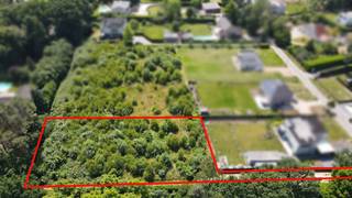 Zeer rustig en residentieel gelegen bouwgrond van 23a44ca met private toegangsweg.Gelegen nabij golf-en meerdomein.Maximum bebouwbare oppervlakte:...