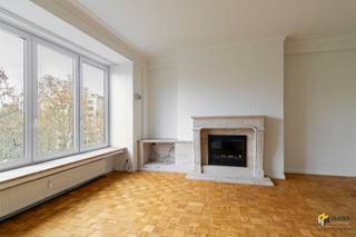 <p><span> </span></p><p><span>Op de Britselei woon je uiterst centraal en geniet je van een vlotte verbinding met de auto, het openbaar vervoer en de velo. Alles wat de stad te bieden heeft ligt binnen handbereik. </span></p><p><span> </span></p><p><span>Het appartement bestaat uit een lichtrijke woonkamer van 33 m², een ruime leefkeuken (20 m²), aparte slaapkamer (14 m²) met zuid-georiënteerd terras (3 m²), een extra berging (4 m²) en een modern ingerichte badkamer (4 m²) met inloopdouche, lavabomeubel en ruimte om een wasmachine te plaatsen. Vaste kosten provisie ca. 150 euro incl (water, verwarming, verzekering gemene delen). </span><span>Voor meer info surf naar <span>www.hansimmo.be</span></span></p><p><span> </span></p><p><span> </span></p>