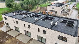 Deze nieuwbouwwoning bestaat uit: inkomhal - toilet - living - keuken - berging - wasplaats - terras - tuin - tuinhuis - carport - 2 autostaanplaatsen - nachthal - 3 slaapkamers - badkamer - toilet op de bovenverdieping. <br /><br />EPC: woning in aanbouw. Vrij 1/12/2026. Huurprijs 925 €/mnd.
