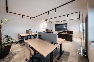 Handelshuis te koop ingericht als een modern kantoor met 8 werkplaatsen. Gelegen op een zicht locatie langs de verbindingsweg N10 te Begijnendijk...