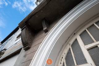 Te koop: Uniek pand met geschiedenis in hartje Menen<br /><br />Ontdek dit karaktervolle gebouw op het Vander Merschplein in Menen: de <strong>voormalige cinemazaal Théâtre des Familles</strong>, gebouwd volgens het originele plan uit 1913, ontworpen door architect A. Welvaert.<br />Grondoppervlakte: 368m²<br /><br />Gelegen op wandelafstand van het station, openbaar vervoer én het stadscentrum, vormt dit pand een buitenkans voor wie droomt van een uniek project met ziel. Of je nu op zoek bent naar een <strong>renovatieproject met historische waarde</strong> of een investeringskans met uitstraling, dit erfgoedpand biedt tal van mogelijkheden.<br /><br />Interesse of graag een bezoek? Kimoura helpt je graag verder via 0470 86 65 08 of kimoura@immolietaer.be<br /><br />https://www.hln.be/menen/deze-parel-uit-de-filmwereld-met-historische-poort-staat-te-koop-in-menen-voor-149-000-euro-is-deze-voormalige-bioscoop-van-jou~ad15796e/<br /><br />https://www.nieuwsblad.be/regio/west-vlaanderen/zuid-west-vlaanderen/menen/binnenkijken.-ooit-in-een-oude-bioscoop-willen-wonen-het-kan-al-vanaf-149.000-euro/97263728.html<br /> 