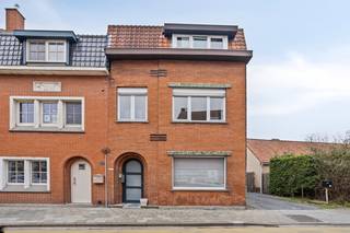 Langs de Vossensteert in Assebroek bevindt zich een bijzonder ruim gezinshuis dat modern wooncomfort combineert met een uitzonderlijk hoge graad van toegankelijkheid. Dit huis met vier slaapkamers is volledig aangepast om volledige bewegingsvrijheid te bieden aan iedereen. De aanwezigheid van een lift die de verschillende verdiepingen verbindt en een volwaardig ingerichte badkamer op het gelijkvloers maken dit huis volledig rolstoeltoegankelijk. In de verzorgde tuin staat een kwalitatief bijgebouw dat kan dienen als opslagruimte, hobbyruimte of ontspanningsruimte. Dankzij een gevestigde erfdienstbaarheid is de bereikbaarheid van het perceel optimaal geregeld. Hierdoor is er de mogelijkheid om de wagen op het eigen terrein te parkeren onder de aanwezige carport. De aangename ligging langs de Vossensteert biedt een uitstekende verbinding naar zowel het centrum van Brugge als belangrijke invalswegen. Op korte afstand bevinden zich diverse winkels, scholen en groen (Parken en Gemene Weidebeek). Indeling: Gelijkvloers- Inkomhal- Leefruimte met toegang tot lift - Open keuken uitgerust met kookplaat, dampkap, oven, microgolf en vaatwas- Gastentoilet- Badkamer voorzien van lavabo, ligbad en inloopdouche- Bergruimte- Kelder1ste verdieping: - Slaapkamer 1 (17 m²) - Slaapkamer 2 (12 m²) 2de verdieping: - Slaapkamer 3: (14,5 m²) - Slaapkamer 4 (10 m²)