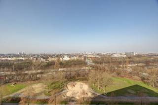 11de VERDIEPINGInkomhal 11m² op tegel met gastentoilet en ingebouwde vestiaire kasten.Woonkamer 30m² op parket.Keuken 9m² op tegel met keramische...