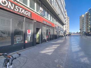 Indeling:Het commerciële gedeelte is ruim en functioneel. Het omvat een lichte verbruikszaal (60 m²), een professionele keuken (10 m²) en...