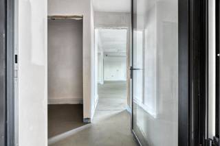 Nieuwbouw duplex-appartement met 3 slaapkamers gelegen op een gunstige locatie, met recreatievoorzieningen binnen handbereik, geniet u van maximaal wooncomfort. De nabijheid van de N103, N18 en de Zuiderring zorgt ervoor dat niet alleen het appartement, maar ook de omliggende gemeenten gemakkelijk bereikbaar zijn.<br /><br />Omschrijving:<br />Comfort en kwaliteit staan centraal in dit project. Elk appartement wordt afgewerkt met hoogwaardige materialen, waarbij u de mogelijkheid heeft om afwerkingen naar eigen smaak te kiezen, conform het lastenboek. Dankzij de toepassing van de nieuwste technieken voldoet elke wooneenheid aan de hedendaagse en toekomstige normen. Bovendien worden alle appartementen uitgerust met zonnepanelen, wat bijdraagt aan een duurzame en energiezuinige woonomgeving.<br /><br />Het appartement heeft een bewoonbare oppervlakte van 133 m² en bestaat uit:<br />- Inkomhal<br />- Gastentoilet<br />- 3 ruime slaapkamers waarvan 2 met ruimte voor een dressing<br />- Badkamer<br />- Berging/wasplaats<br />- Leefruimte met eet- en zitgedeelte én bureauruimte<br />- Volledig uitgeruste open keuken<br />- Terras van 26m², deels overdekt<br />- Daktuin van 37m² <br /><br />Daarnaast wordt er bij het appartement 2 autostaanplaatsen en een tuinberging voorzien, die verplicht bij aan te kopen zijn. Deze prijzen zijn exclusief btw en registratierechten.<br /><br />Voor meer informatie of om een bezoek aan dit project te plannen, staan wij graag voor u klaar. Neem gerust contact met ons op via info@vastengoed.be of telefonisch via 014/72.73.74.<br /><br />Wenst u een gratis schatting van uw eigendom? Contacteer ons vrijblijvend voor een afspraak.