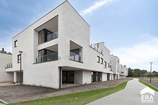<p><strong>Prachtig ruim appartement met 3 slaapkamers en terras.<br />Residentie De Admiraliteit:</strong> Wonen in midden <strong><em>in het centrum, groen en rustig gelegen</em></strong> in een binnengebied aan een <strong><em>verkeersvrij</em></strong> park.</p>
<p>In het kerngebied van Lommel, tussen de Hees, Hezerpad, Nachtegaalstraat en Vreyshorring realiseert Aristas een prachtig woonproject &quot;Residentie De Admiraliteit&quot;.</p>
<p>Dit eigentijds woningbouwproject bestaat uit <strong><em>24 appartementen</em></strong>, steeds met ruime terrassen of tuinen en voorzien van ondergrondse parkeerplaatsen en bergingen.</p>
<ul><li>Prachtige locatie: rustig, in het groen én in het centrum</li><li>Eigentijdse architectuur</li><li>Zonnepanelen &amp; warmtepomp</li><li>BEN-woningen &amp; appartementen</li><li>E-peil kleiner of gelijk aan 30</li><li>3 slaapkamers</li><li>Terras</li></ul>
<p>De residentie is voorzien van:</p>
<p>· Gemeenschappelijke ontspanningsruimte van 60m²</p>
<p>· Ondergrondse parkings</p>
<p>· Ondergrondse fietsenstalling<br /> </p>
<p>Aankoop onder BTW-stelsel &amp; Wet Breyne: 12% op de grondwaarde &amp; 21% op het constructie-aandeel.<br /><br />Graag meer informatie over dit prachtig project?</p>
<p>Maak een afspraak via 011 550 440 of info@eratournier.be</p>