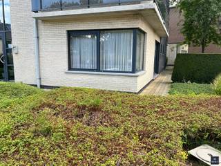 <p><span>LICHTRIJK GLVLRS APPT MET 2 SLPKS EN 2 TERASSEN</span></p><p><span> </span></p><p><span>Goed gelegen gelijkvloers hoekappartement met 2 slaapkamers en 2 terassen op wandelafstand van het centrum van Zwijndrecht.</span></p><p><span>Winkels, scholen, openbaar vervoer en gezellige horeca bevinden zich op wandelafstand.</span></p><p><span> </span></p><p><span>I</span><span>ndeling &amp; troeven:</span></p><p><span> </span></p><p><span> - Zeer ruime en lichtrijke woonkamer dankzij grote raampartijen </span></p><p><span>- Open keuken - geen ijskast aanwezig (er is wel plaats en stopcontact voorzien)</span></p><p><span>- praktische grote berging met nutsvoorziening en plaats voor wasmachine en droogkast en extra stockageruimte</span></p><p><span>- 2 terrassen : 1 aan het schuifraam in de leefruimte en 1 aan de beide slaapkamers</span></p><p><span>- Badkamer met bad/douche, lavabomeubel, hangkast en toilet</span></p><p><span>- apart gastentoilet </span></p><p><span>- veel parkeergelegenheid voor de deur </span></p><p><span>- huisvuil- en fietsenstalling</span></p><p><span> </span></p><p><span>Dit appartement straalt een warme sfeer uit, heeft veel lichtinval en is ideaal voor wie comfortabel gelijkvloers wil wonen vlakbij het centrum èn op een zucht van Antwerpen-stad!</span></p><p><span> </span></p><p><span>Belangrijke info:</span></p><p><span> </span></p><p><span>     - De maandelijkse huurprijs: </span><span>€ 990,- </span><span> +  </span><span>€ 70,- vaste kosten</span><span>    </span><span>(totaal : € 1.060,-/maand)</span></p><p><span>     - De huurwaarborg: drie maanden huur (€ 2.970,-)<br />     - De kostprijs van de ingaande plaatsbeschrijving: € 175,- excl. 21% BTW (per contractpartij)</span></p><p><span>     - EPC: 208 kWh/m² jaar - </span><span>Label C</span></p><p><span>    - </span><span>BESCHIKBAARHEID : ONMIDDELLIJK</span></p><p><span>Wenst u graag meer info of bent u geïnteresseerd in een plaatsbezoek? Gelieve ons dan te contacteren op het nummer 03 775 41 88 of mail naar christel@vastgoed-smet.be     www.vastgoed-smet.be</span></p><p><span>De verstrekte gegevens/informatie (zowel online als gedrukt) worden vrijblijvend verstrekt, enkel ter inlichting, zonder contractuele verbintenis of garantie van onzentwege en kunnen op ieder ogenblik gewijzigd worden.</span></p><p><span> </span></p>