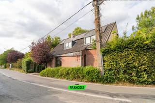 !!! BEZOEKDAGEN VOLZET - INSCHRIJVEN KAN OP DE WACHTLIJST !!!<br /><br />In de Schoolstraat in Gijzenzele, stellen wij u deze karaktervolle open bebouwing voor. Deze is gelegen nabij verschillende invalswegen en heeft hierdoor een perfecte bereikbaarheid. Bij het betreden van de woning komt u in de ruime inkomhal met toegang tot de lichtrijke leefruimte. Aanpalend bevind zich de uitgeruste keuken.<br /><br />Verder is er nog een berging en een ruim atelier op het gelijkvloers dat voor verschillende doeleinden kan dienen. <br /><br />Op het verdiep zijn er 3 slaapkamers en een badkamer met ligbad, toilet en dubbele lavabo. <br /><br />Tot slot geniet deze eigendom nog van een gezellige tuin die u de hele dag zon kan bieden, zonnepanelen en een thuisbatterij! <br /><br />Interesse in deze woning? Neem dan zeker contact op en plan uw bezoek in op het bezoekmoment.<br /><br />