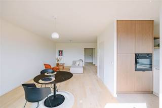 <p><span>Vous êtes à la recherche d'un appartement sans souci dans lequel vous pouvez emménager en un rien de temps ? Ce bel appartement (2025) entièrement rénové allie des matériaux de qualité à une situation agréable à proximité des commerces, de la gare et du centre-ville. </span></p><p><span> </span></p><p><span>Les principaux atouts en un coup d'œil :</span></p><p><span>- Rénovation de haute qualité (2025) avec des matériaux durables tels que parquet, cuisine sur mesure, nouvelles fenêtres,… </span></p><p><span>- Très bonne efficacité énergétique (label EPC B)</span></p><p><span>- Terrasse agréable avec orientation sud-est</span></p><p><span>- Situation calme à proximité des commerces, de la gare, du centre ville,…</span></p><p><span>- Vue dégagée </span></p><p><span>- Place de parking incluse</span></p><p><span> </span></p><p><span>L'appartement est situé au quatrième étage d'un immeuble bien entretenu.</span></p><p><span> </span></p><p><span>L'agencement est le suivant : </span></p><p><span>Hall d'entrée central avec accès à l'espace de vie spacieux et lumineux (35 m²) avec cuisine ouverte, entièrement équipée avec des appareils encastrés. A côté se trouve un débarras pratique avec une installation pour une machine à laver. La terrasse accueillante (3 m²) offre un soleil matinal bienfaisant.</span></p><p><span>À l'arrière, il y a deux chambres à coucher de taille normale. La salle de bain est luxueusement finie et équipée d'une grande douche à l'italienne et d'un lavabo. Toilettes séparées.</span></p><p><span> </span></p><p><span>En outre, l'appartement dispose de nouvelles fenêtres, d'une chaudière de chauffage central récente, d'une électricité conforme et ne contient pas d'amiante. L'appartement est accompagné d'une place de parking privée en surface.</span></p><p><span> </span></p><p><span>Il s'agit également d'une opportunité intéressante pour les investisseurs grâce à sa situation privilégiée, ses finitions de qualité et sa forte valeur locative.</span></p><p><span> </span></p><p><span>Vous êtes convaincu de visiter l'immeuble ?  Contactez l'agent immobilier Axel Lenaerts ! </span></p><p><span>Prix indicatif : 279.000 </span></p>