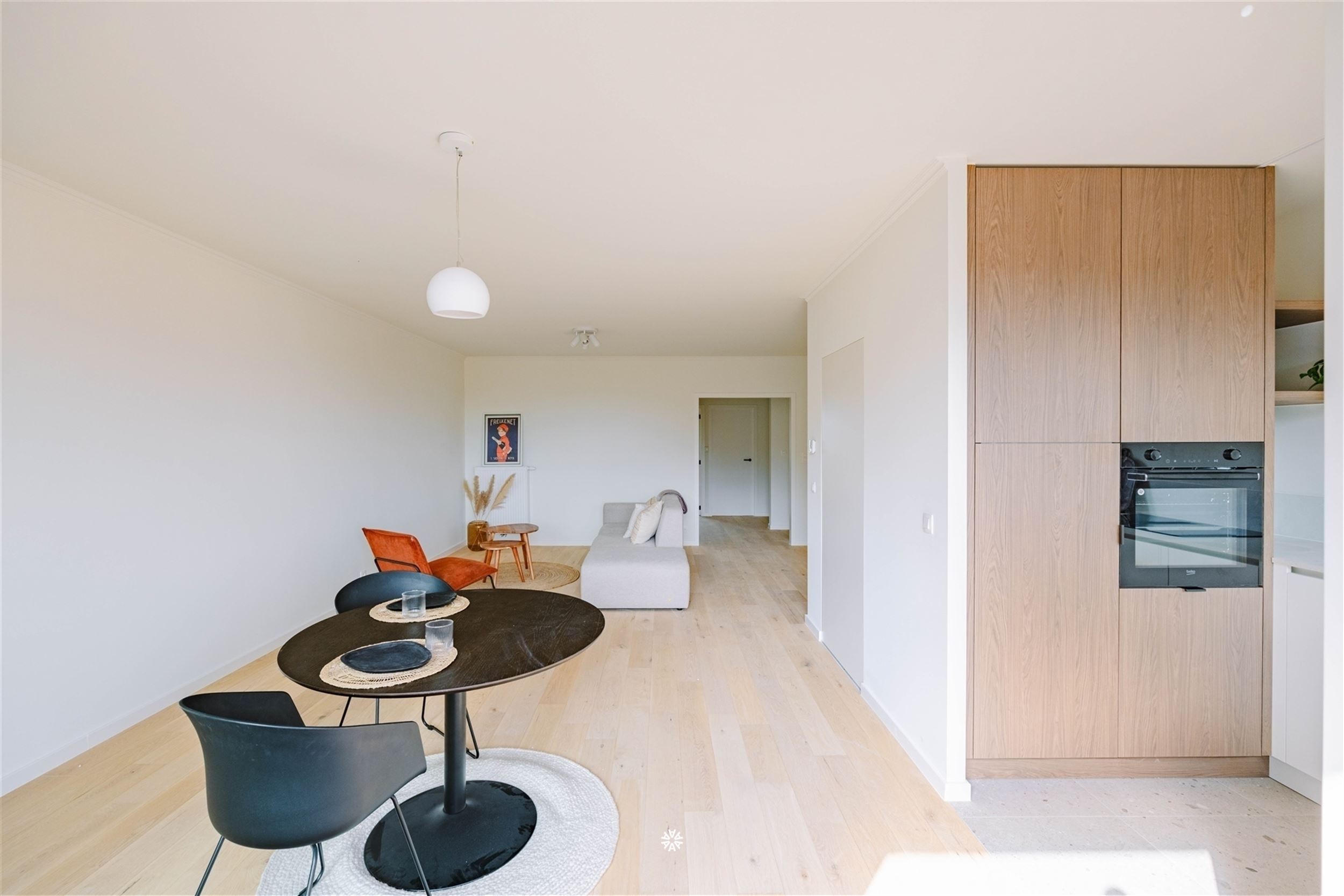 Appartement élégamment rénové avec terrasse et vue dégagée - photo 3