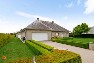 Op een uitstekende locatie in een groene en rustige omgeving te Koningshooikt bevindt zich deze uitzonderlijk ruime villa op een prachtig perceel...