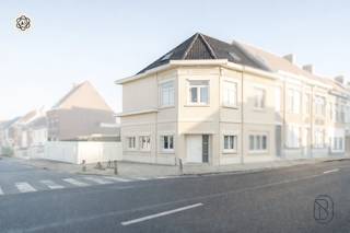 <p><strong>Instapklare en verrassend ruime woning</strong> met <strong>5 slaapkamers</strong>, <strong>zeer grote garage</strong> en stadstuin, goed gelegen langs een invalsweg! Deze perfect onderhouden woning combineert comfort, ruimte en functionaliteit, ideaal voor grote gezinnen of wie wonen en werken wil combineren.</p>
<p><strong>INDELING:</strong><br />Gelijkvloers: grote en lichtrijke leefruimte, extra zithoek of bureau, veranda, volledig geïnstalleerde keuken, bijkeuken met berging, wasplaats, douchekamer met toilet en een <strong>uitzonderlijk ruime garage (±60 m²)</strong>. Daarnaast is er een gezellige <strong>stadstuin</strong> en een staankelder.<br />Eerste verdieping: overloop en <strong>4 ruime slaapkamers</strong>.<br />Tweede verdieping: <strong>5de slaapkamer</strong> met mogelijkheid tot het creëren van extra kamers of een polyvalente ruimte.</p>
<p><strong>Wat maakt dit pand uniek?</strong><br />♦ 5 slaapkamers – instapklaar en perfect onderhouden – zeer grote garage (±60 m²) – centrale verwarming op gas – dubbele beglazing met rolluiken – <strong>recent geïsoleerd dak</strong> – droge kelder – stadstuin – uitstekende ligging langs een invalsweg.</p>
<p><strong>Voor wie is dit pand ideaal?</strong><br />♦ Voor grote of samengestelde gezinnen die veel ruimte zoeken.<br />♦ Voor zelfstandigen of hobbyisten die nood hebben aan een grote garage/werkruimte.<br />♦ Voor wie een instapklare woning zoekt met uitbreidingsmogelijkheden.</p>
<p>Bezoek na afspraak met <strong>Immo Beguin</strong>, jouw vastgoedexpert sinds 2009.<br />✉️ info@immobeguin.be</p>