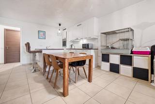 <strong>SAINT-JOSSE</strong>, op 5 minuten lopen van het Square Ambiorix, ligt dit appartement met twee slaapkamers van ±87 m² in een klein appartementencomplex uit 2019. Het appartement is als volgt ingedeeld: hal, een woonkamer van ±40 m² met toegang tot het terras van ±9 m² op het zuidoosten, een ingerichte keuken (oven, kookplaat, afzuigkap, koelkast), een technische ruimte van ±2,5 m² met aansluitingen voor wasmachine en droger, een badkamer van ±6 m² (bad, wastafel), apart toilet, een slaapkamer van ±14 m², een slaapkamer van ±9,5 m², een kelderruimte van ±1,5 m² op de begane grond van het gebouw. Het gebouw beschikt over een fietsenstalling. De EPC-klasse is B. <br /><br /><span>Gelegen op de eerste verdieping</span> :<br />
<ul>
<li>Entreehal</li>
<li>Woonkamer van ±40 m² (9,04 m x 4,11 m) met toegang tot het terras op het zuidoosten van ±9 m²</li>
<li>Technische ruimte met aansluitingen voor wasmachine en droger van ±2,5 m²</li>
<li>Badkamer van ±6 m² (bad, wastafel)</li>
<li>Aparte wc</li>
<li>Een slaapkamer van ±9,5 m² (3,49 m x 2,65 m)</li>
<li>Een slaapkamer van ±14 m² (3,4 m x 4 m)</li>
</ul>
<br />Kelder nr. 3 van ±1,5 m², gelegen op de begane grond van het gebouw.<br />Fietsenstalling beschikbaar voor de mede-eigenaren<br /><br />Kosten van 119 €/maand (beheerder, verzekering, onderhoud, gemeenschappelijke ruimtes)<br />Reservefonds met een saldo van 5.000 €.