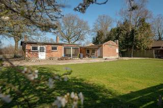 Deze te renoveren woning bevindt zich op een perceel van ca. 1.267 m² in een rustige, doodlopende straat te Oud-Turnhout, omgeven door natuur...